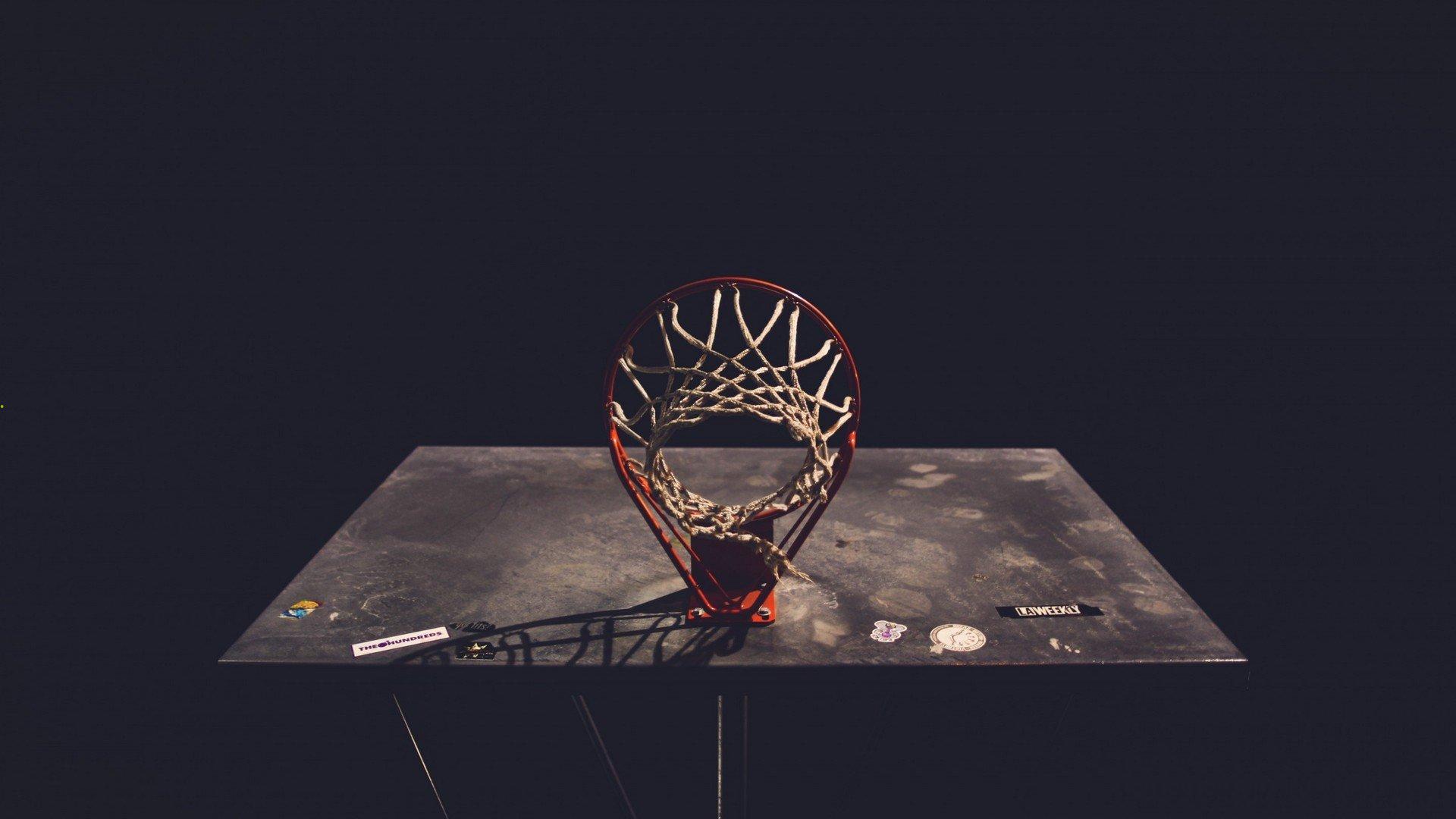 NBA季后赛激战正酣，勇士队逆转胜湖人，库里独砍40分创纪录